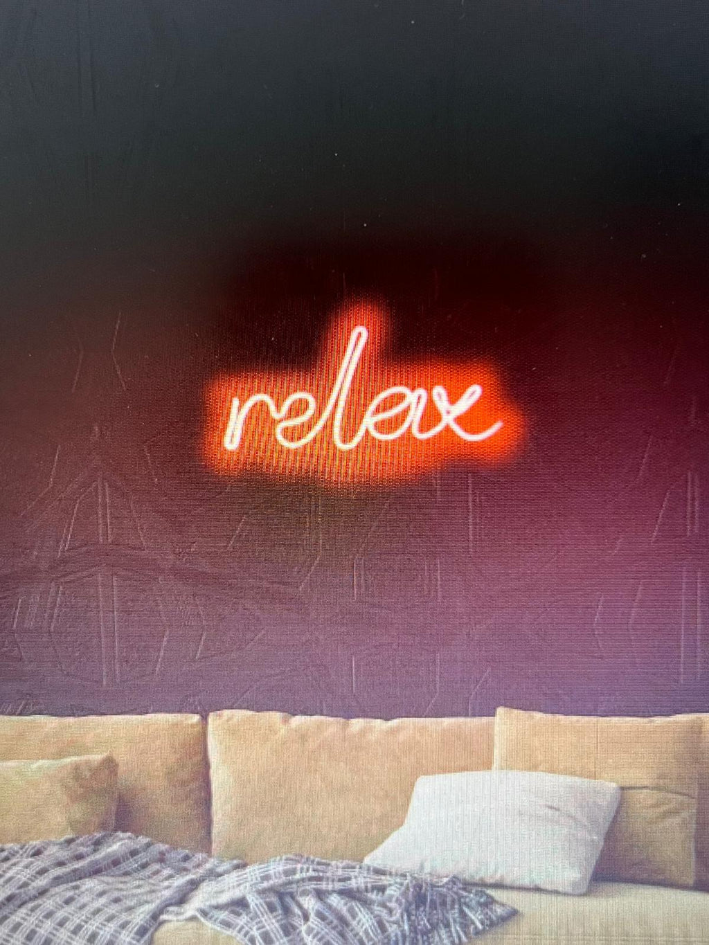 Kırmızı neon ışıklı detay görünüm relaks emoji